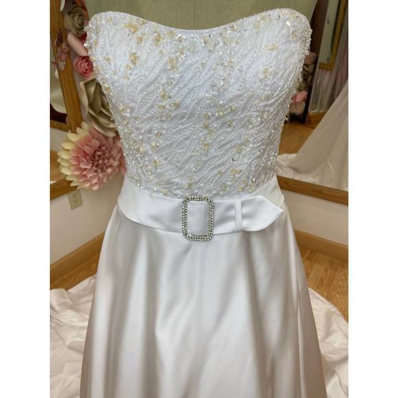 NEW MARY'S BRIDAL women's beaded strapless wedding gown with belt in white - Picture 3 of 3